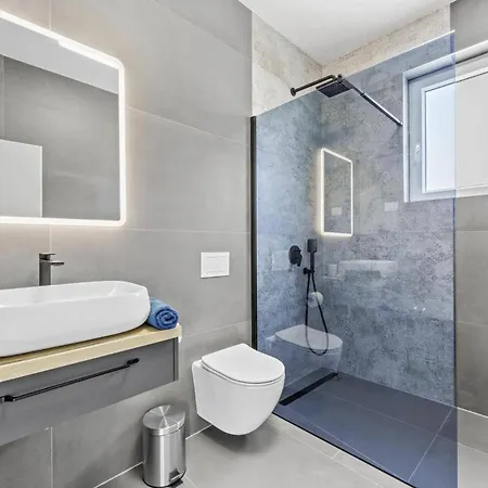 Karolina By Stokovci